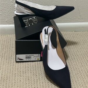 NATURALIZER / new in box Elegant Dark Navy Women's Heels size 7 slingback